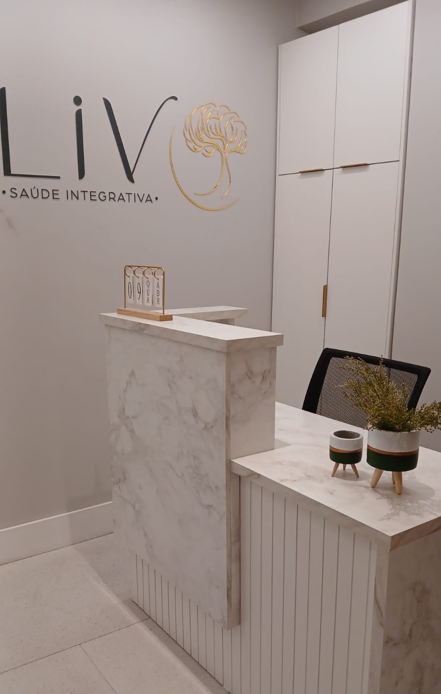 Recepção da clínica de psicologia LIV Saúde Integrativa em Lagoa Nova, Natal/RN, com logotipo na parede